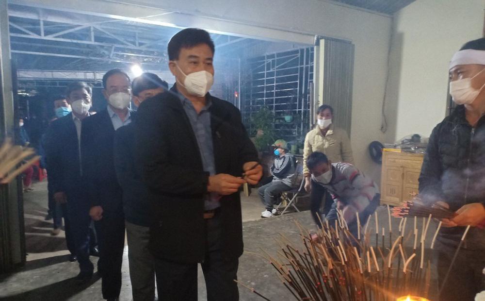 Nhận đỡ đầu 8 con của 4 công nhân tử vong sau tiêm vaccine Covid-19-1