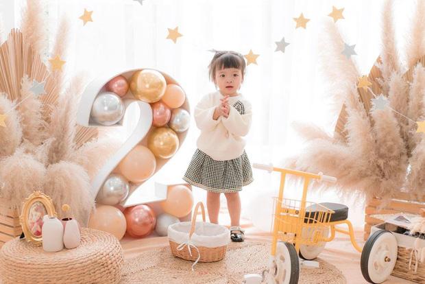 Bà xã Tiến Dũng giật mình xem camera thấy con làm 1 việc trong lớp-3