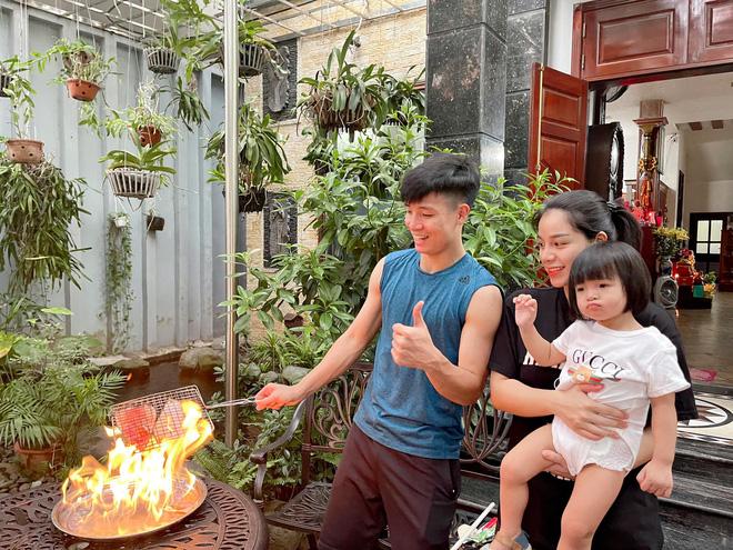 Bà xã Tiến Dũng giật mình xem camera thấy con làm 1 việc trong lớp-4