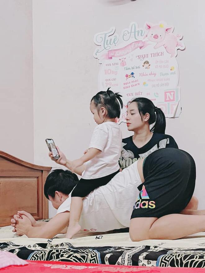 Bà xã Tiến Dũng giật mình xem camera thấy con làm 1 việc trong lớp-5