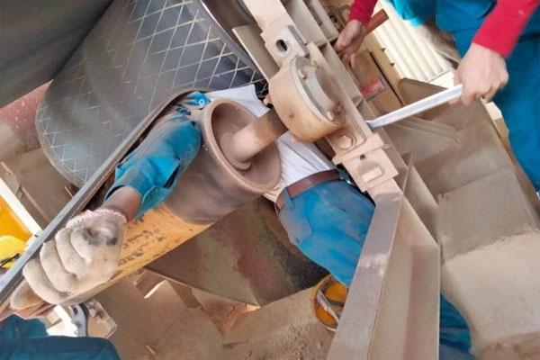 Rùng mình khoảnh khắc công nhân bị cuốn vào máy xoay nghiền-1