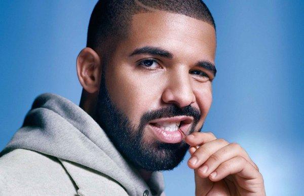 Drake là một ca sĩ hàng đầu, nổi tiếng khắp thế giới. Anh gây sốt với nhiều bài hit và từng nhận được giải Grammy. Anh chàng này vốn nổi tiếng tài năng nhưng cũng lắm tật xấu.