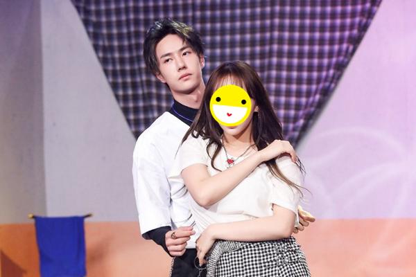 Vương Nhất Bác bất ngờ bị nữ diễn viên đình đám cưỡng ôm-1