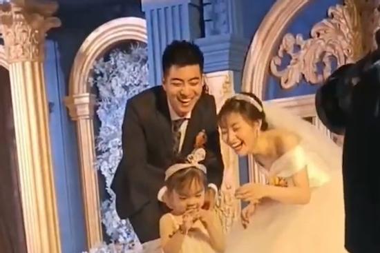 Màn 'cướp' nhẫn của bé gái khiến cô dâu, chú rể cười ngất