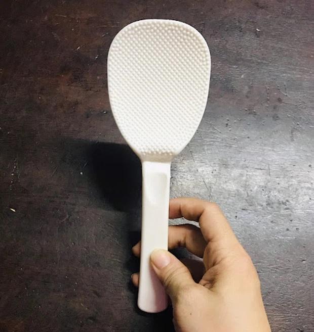 Những chấm nhỏ trên muôi xới cơm hóa ra có công dụng cực hay!-2