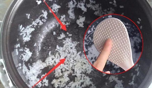 Những chấm nhỏ trên muôi xới cơm hóa ra có công dụng cực hay!-3
