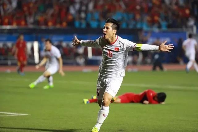 Hùng Dũng gặp sự cố trước ngày tuyển Việt Nam sang Singapore-1