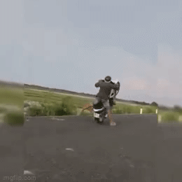 Clip: Bốc đầu xe phi như bay, thanh niên nhận ngay cái kết đau đớn-1