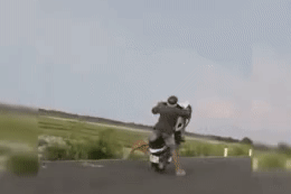 Clip: Biểu diễn bốc đầu xe, thanh niên ngã sấp mặt tởn đến già-2