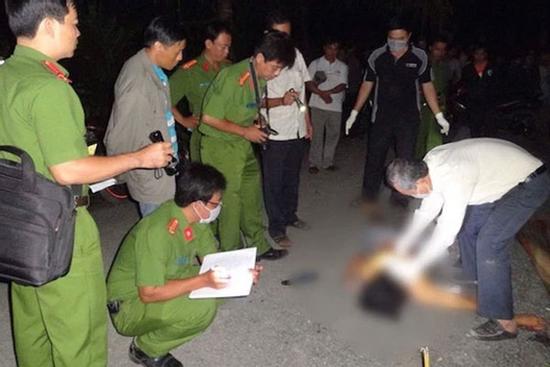 Cãi nhau, công an rút dao đâm vợ tử vong