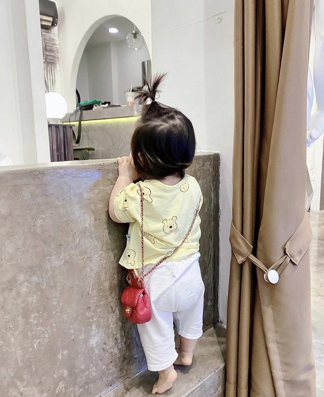 Bé Winnie nhà Đông Nhi đeo túi cả trăm triệu đi hóng hớt nhìn cưng xỉu-2