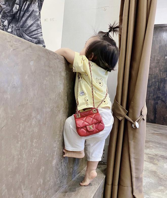 Bé Winnie nhà Đông Nhi đeo túi cả trăm triệu đi hóng hớt nhìn cưng xỉu-3