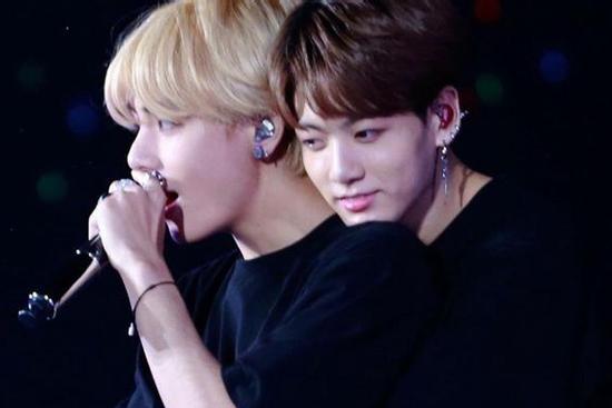 V làm hành động lạ với Jungkook hút luôn 9 triệu views