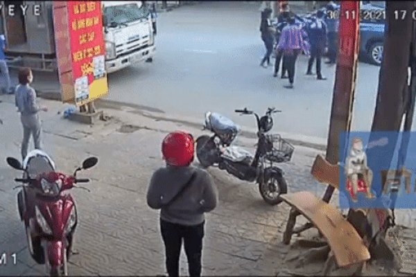 Clip: Kẹp 3 lấn làn va chạm ô tô, nam sinh bị tài xế đấm tới tấp
