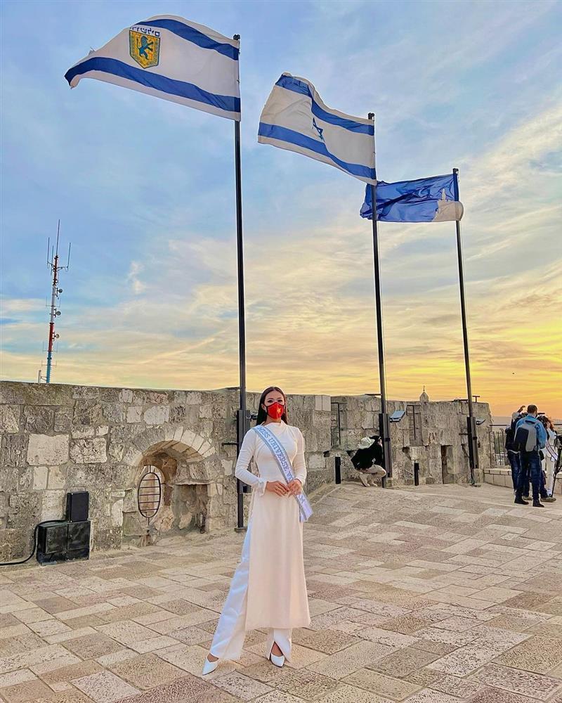 Kim Duyên ghi điểm vì mặc áo dài đi thăm địa điểm tôn giáo Israel-2