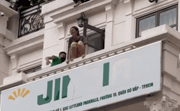 Thót tim giải cứu cô gái trẻ vắt vẻo lan can, khóc lóc đòi nhảy lầu-1