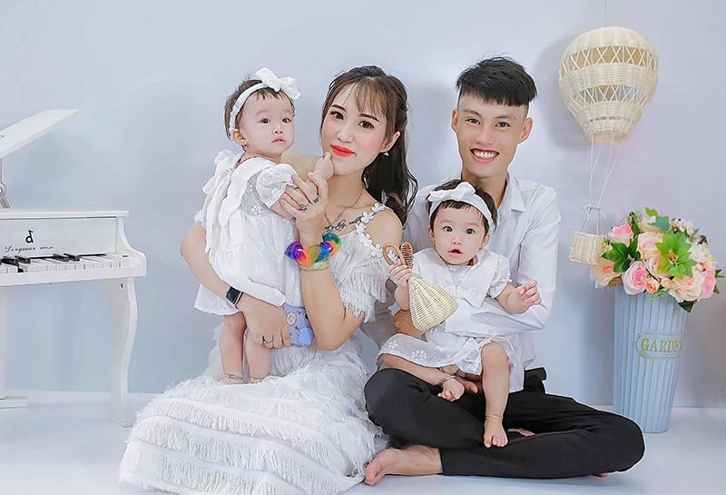 Chồng mất vì tai nạn, vợ 9X ôm di ảnh trong mỗi chuyến du lịch-1