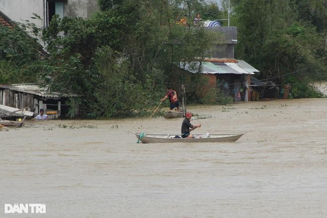 Lật ca nô cứu hộ, 2 cháu nhỏ bị nước lũ cuốn tử vong-1