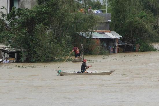 Lật ca nô cứu hộ, 2 cháu nhỏ bị nước lũ cuốn tử vong
