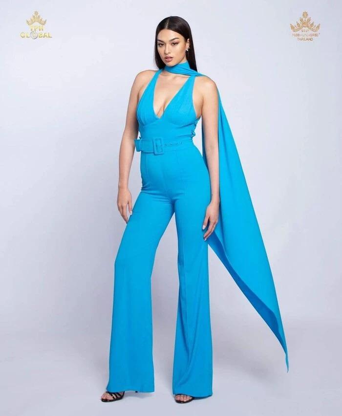 Vừa đứng trên quốc kỳ, Miss Universe Thái lại bị quê hương lên án-6