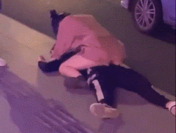 Cặp đôi úp lên nhau trên đường, mặc kệ người xung quanh-1