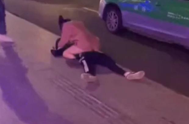 Cặp đôi úp lên nhau trên đường, mặc kệ người xung quanh-2