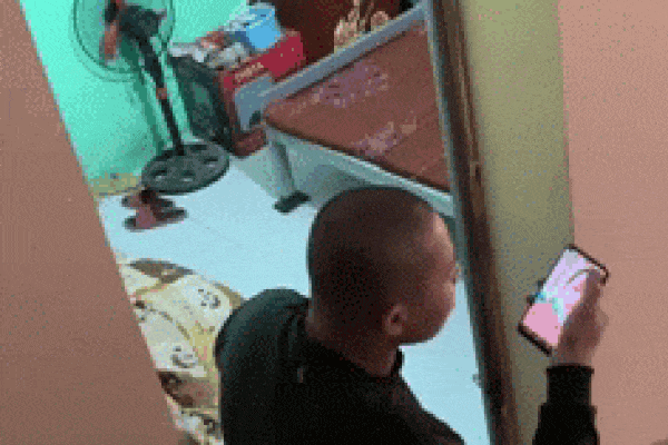 Clip: Tóm vợ ngoại tình, chồng xách dao đến phòng trọ đòi chém