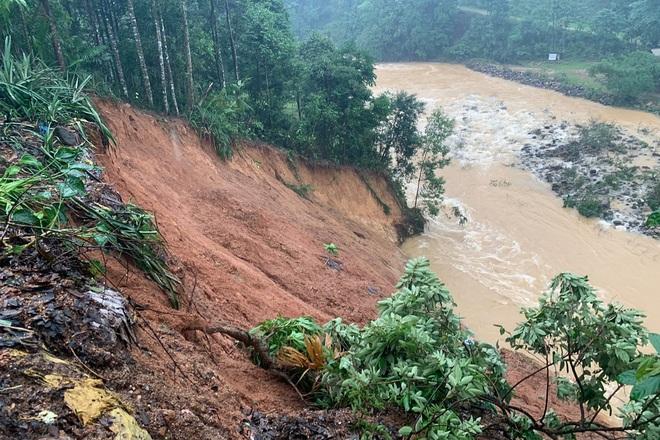 Sạt lở hàng trăm tấn đất đá, người dân bỏ nhà chạy thoát thân-3