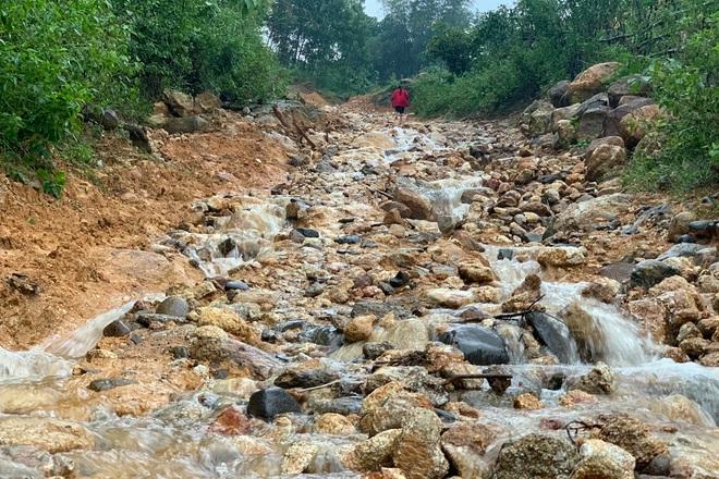 Sạt lở hàng trăm tấn đất đá, người dân bỏ nhà chạy thoát thân-4