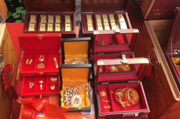 Mẹ mất 2 tháng, tôi mở tủ quần áo của vợ thấy chiếc hộp ngập vàng-1