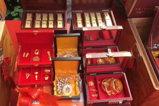 Mẹ mất 2 tháng, tôi mở tủ quần áo của vợ thấy chiếc hộp ngập vàng