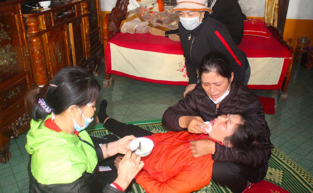 Vợ vật vã khóc, ngóng tin chồng con và cháu nội mất tích ngoài biển-4