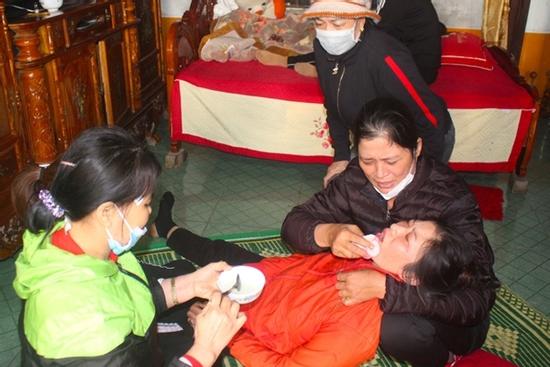 Vợ vật vã khóc, ngóng tin chồng con và cháu nội mất tích ngoài biển