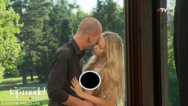 Next Top Model từng bị ném đá thậm tệ vì bắt thí sinh chụp nude 100%-6