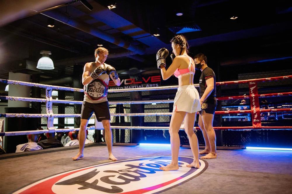 Kỷ niệm ngày cưới, Hoàng Oanh đấm chồng Tây ngã ngửa-1