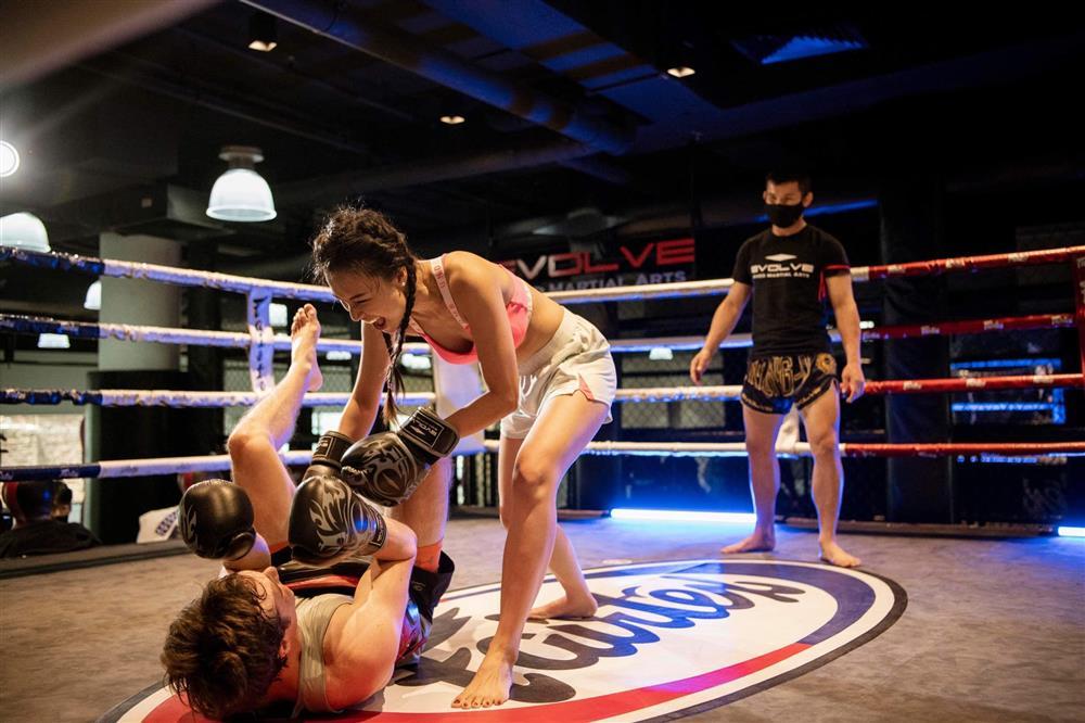 Kỷ niệm ngày cưới, Hoàng Oanh đấm chồng Tây ngã ngửa-2