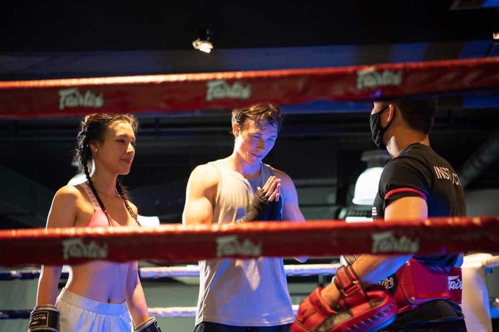 Kỷ niệm ngày cưới, Hoàng Oanh đấm chồng Tây ngã ngửa-4