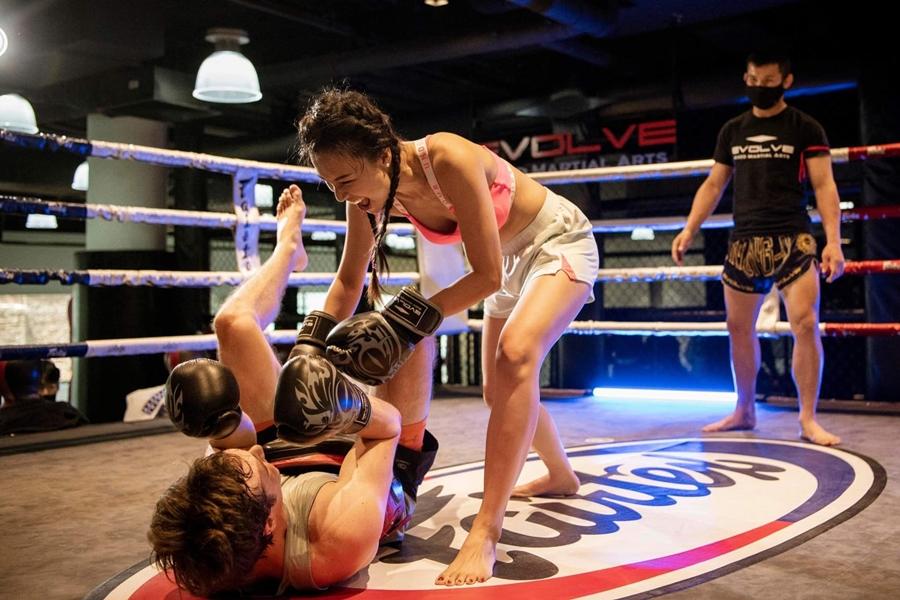 Hoàng Oanh thả rông phơi lưng trần sau khi bị chồng Tây chê bà đẻ-11