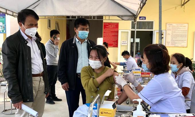 22 học sinh Thanh Hóa nhập viện sau tiêm vaccine, 2 em co giật-1