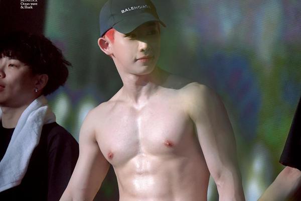 Vô tư vỗ vào chỗ hiểm ngay trên sân khấu, idol Kpop bị ném đá thậm tệ-6