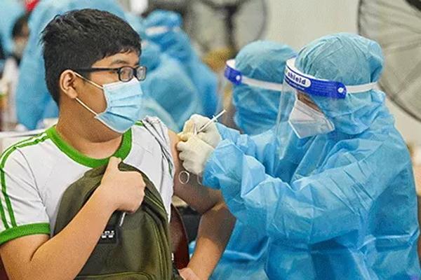 Một học sinh được tiêm 2 mũi vaccine Covid-19 ở Bình Thuận-1