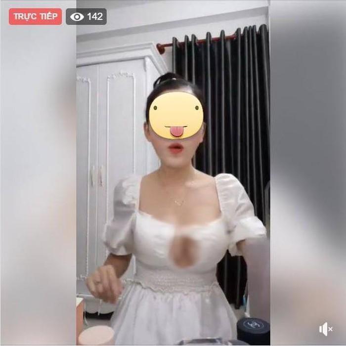 Ngân 98 tụt quần khoe eo khi đang livestream cực kỳ phản cảm-6