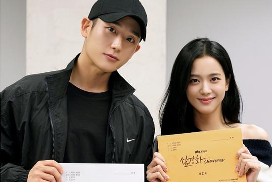 Jung Hae In bị gọi là 'não rỗng' khi trả lời về phim đóng với Jisoo