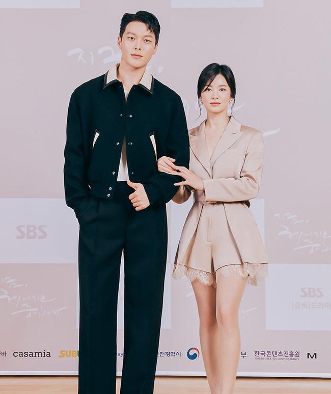 Học Song Hye Kyo cách diện đồ ton-sur-ton với tình trẻ-1