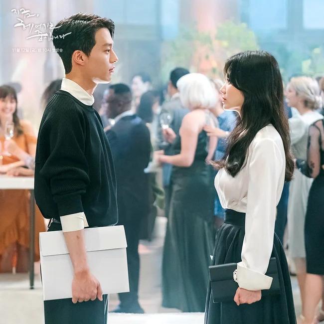 Học Song Hye Kyo cách diện đồ ton-sur-ton với tình trẻ-6