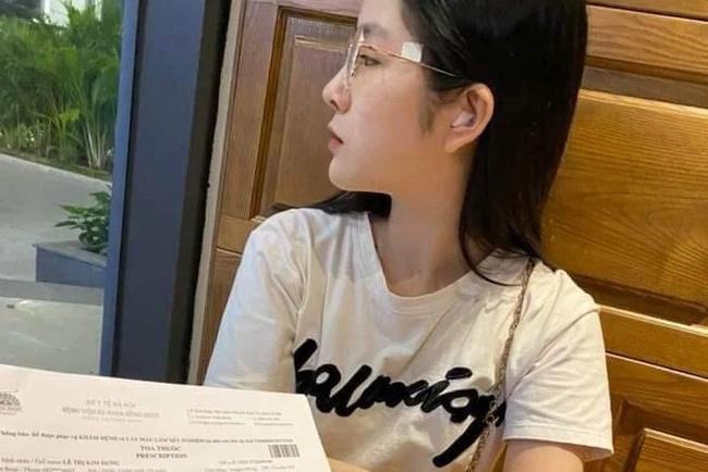 Clip: Bà mẹ say quắc cần câu ngủ trên vỉa hè, con trai bất lực ngồi nhìn-1