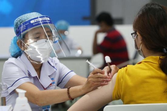 17 học sinh Thanh Hóa phản ứng nặng, dừng tiêm 2 lô vắc xin gia hạn