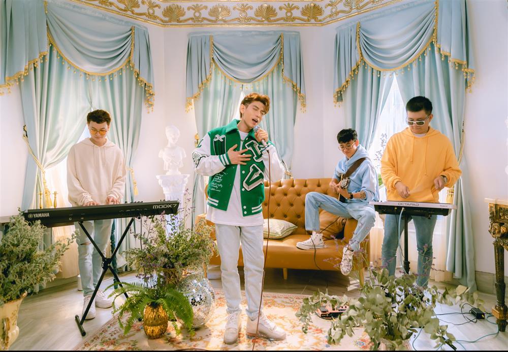 Isaac bị sốc khi được hát lại sau nhiều tháng giãn cách-2