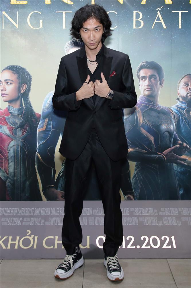 Binz cười tít mắt cùng team Rap Việt mùa 1 ra mắt bom tấn Eternals-4