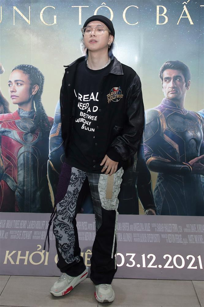 Binz cười tít mắt cùng team Rap Việt mùa 1 ra mắt bom tấn Eternals-7